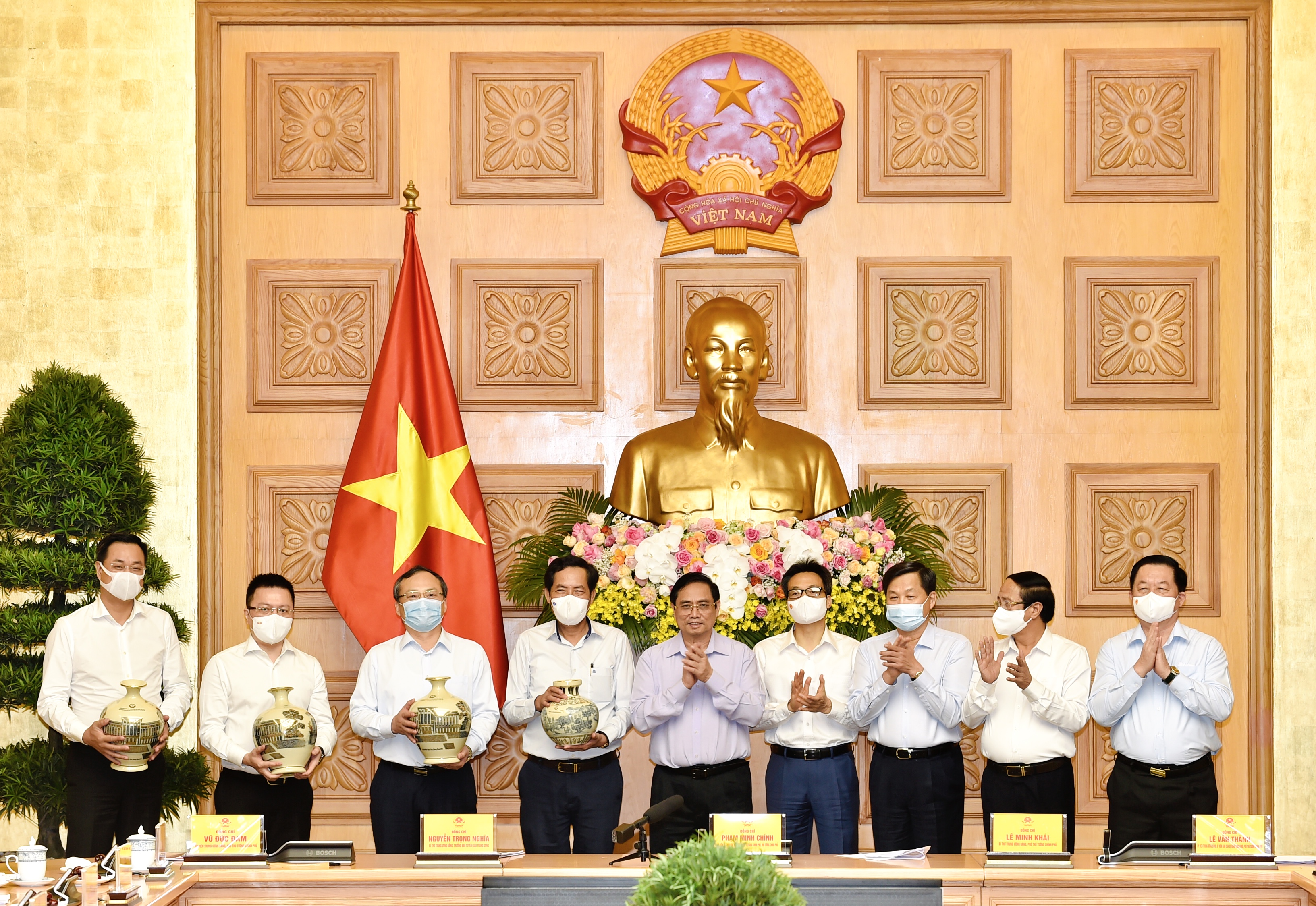 Thủ tướng Phạm Minh Chính trao quà tặng Hội Nhà báo Việt Nam và các cơ quan báo chí tại cuộc gặp mặt. - Ảnh: VGP/Nhật Bắc